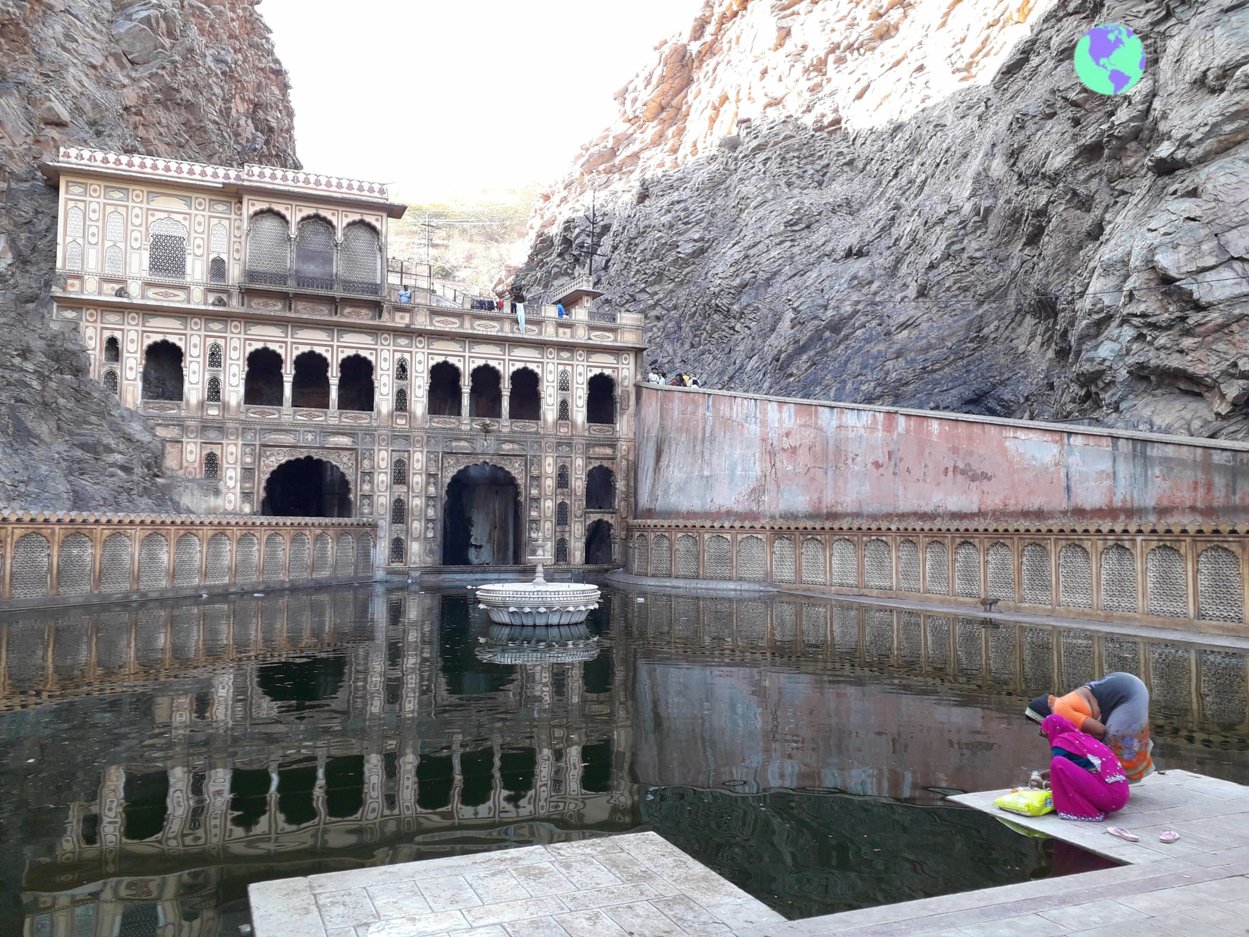 El norte de la India - ceremonia hinduista en templo de los monos - Jaipur - Desde Mi Mundo Blog de Viajes