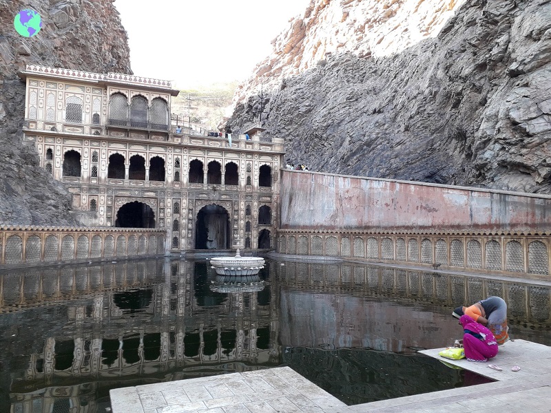 Delta Gi - Ceremonia Hinduista en lago sagrado - Que ver en Jaipur - Desde mi mundo Blog de viajes